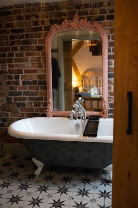 The Cart House - Beautiful Contemporary Barn - Hot Tub Apartment Bridgnorth Ngoại thất bức ảnh